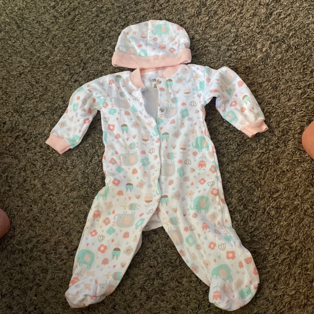 Chick pea onesie and matching hat - Picture 1 of 3